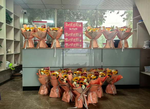鮮花傳真情 祝福送學子